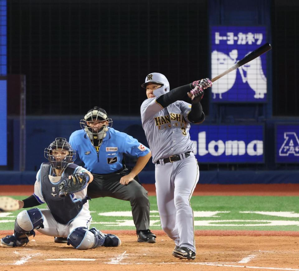 　９回、右越えに逆転２ランを放つ大山（撮影・金田祐二）