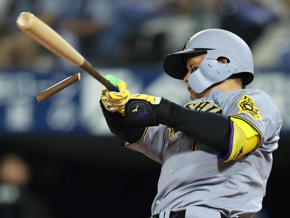 　９回、バットを折りながら安打を放つ森下（撮影・田中太一）