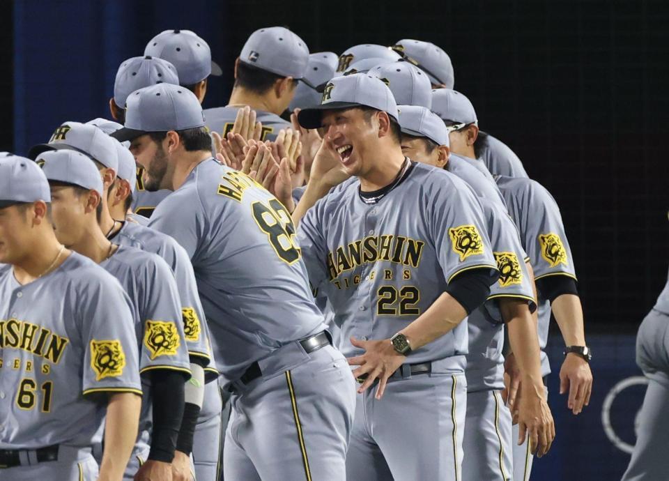 　笑顔でナインを迎える藤川監督（撮影・金田祐二）