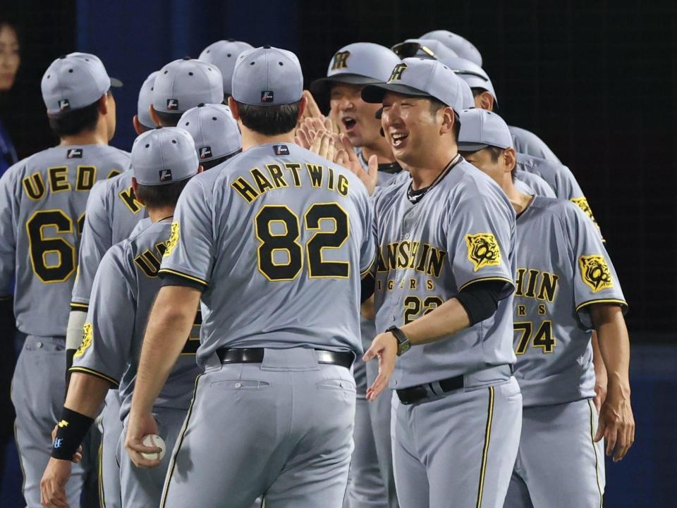 　ハートウィグを祝福する藤川監督（撮影・金田祐二）