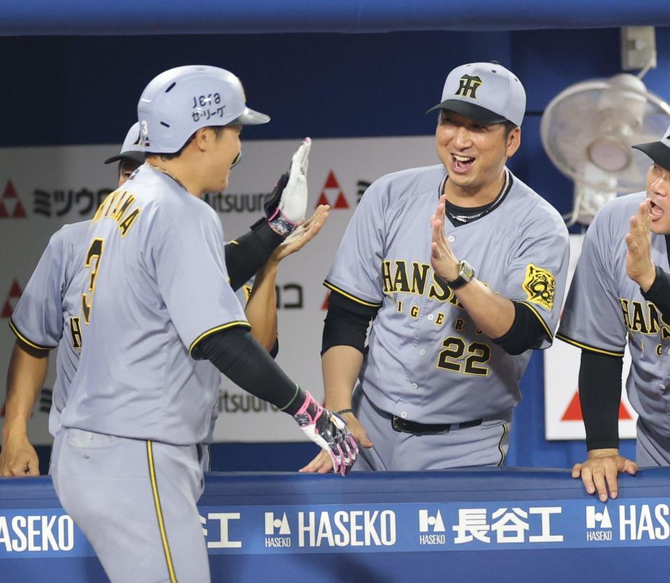 　９回、逆転２ランを放った大山（左）を祝福する藤川監督（撮影・西岡正）