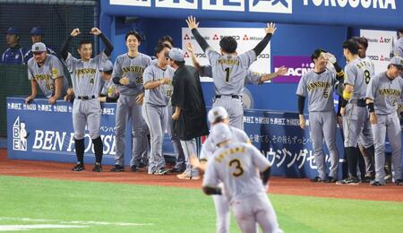 　９回、大山の逆転２ランで喜ぶ阪神ナイン（撮影・金田祐二）