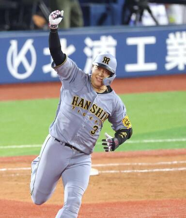 　９回、逆転２ランを放ちガッツポーズする大山（撮影・金田祐二）