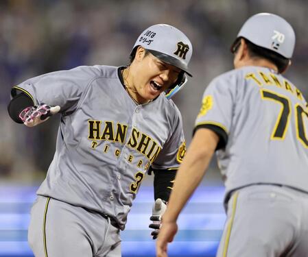 　９回、逆転２ランを放ち本塁へ走る大山（撮影・田中太一）