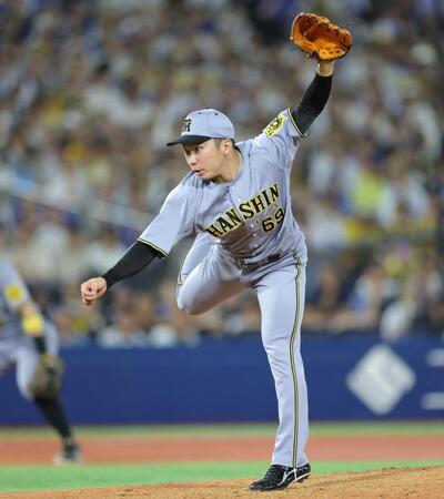 　９回に登板し力投する石井（撮影・西岡正）