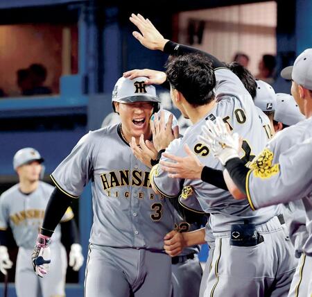 【写真】大山の頭をバンバンバン！佐藤輝＆森下が先輩に手荒い祝福　ドラ１中軸の関係性にじんだシーン