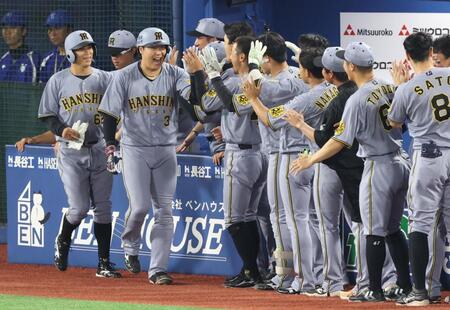 　９回、逆転２ランを放ちナインに迎えられる大山（撮影・金田祐二）