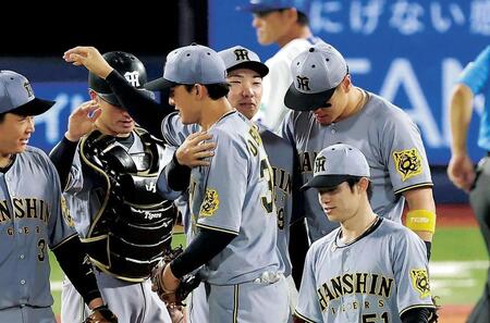 【写真】阪神　石井大智の無失点記録をつなげた小幡の超絶守備　感謝のハグに照れ笑い