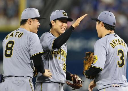 　ピンチを好守で救い大山らと喜び合う小幡（中央）＝撮影・田中太一