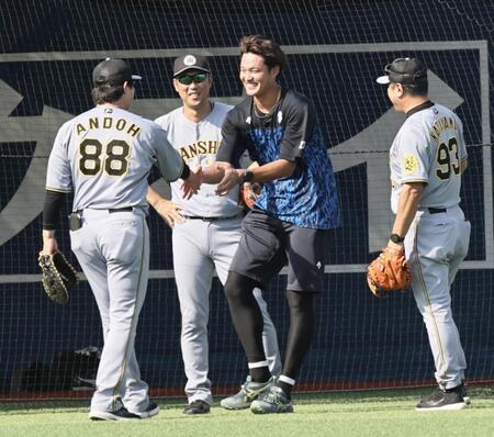 【写真】藤浪の握手がガッチリすぎ！苦笑い？する藤川監督　試合前に阪神ナインにあいさつ