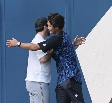 　ハートウィグとハグする藤浪（撮影・田中太一）