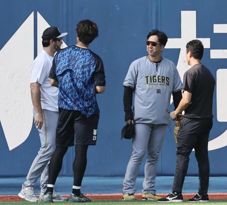 　藤浪からあいさつを受ける藤川監督（撮影・田中太一）