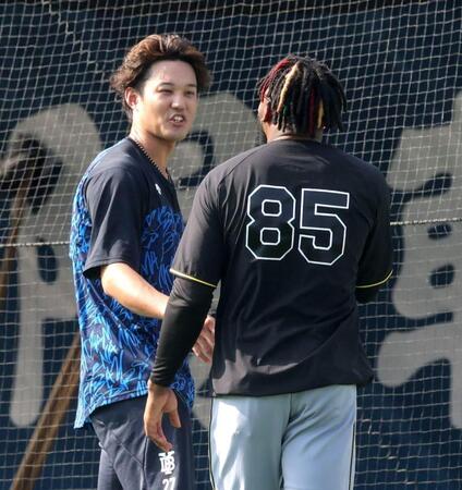 　ドリス（右）と話す藤浪（撮影・西岡正）