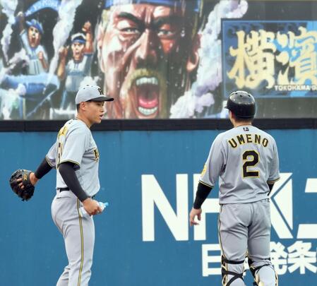 試合前、梅野（右）と話す早川（撮影・田中太一）