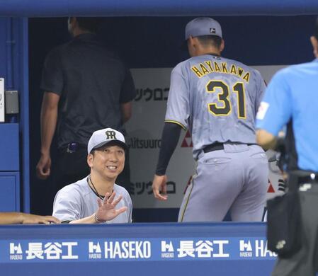 ４回、治療に向かう早川太貴（３１）。左は藤川監督（撮影・西岡正）