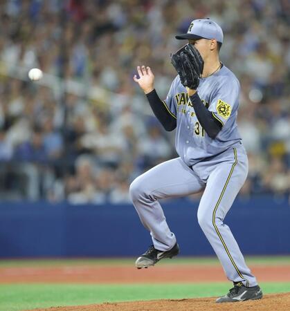 ４回、山本のゴロを捕球する早川（撮影・西岡正）