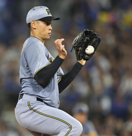 ４回、山本の打球を好捕する早川（撮影・田中太一）