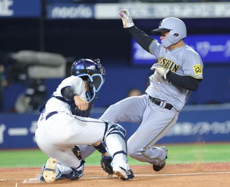 ４回、大山悠輔の二塁打で生還する森下（撮影・西岡正）