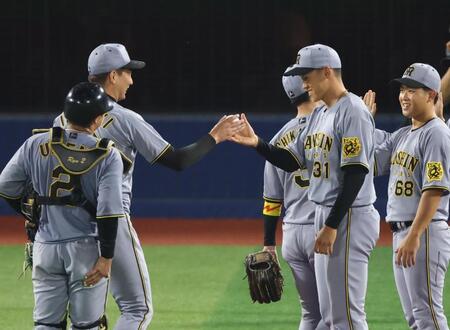 　岩崎（左）からウイニングボールを受け取り笑顔の早川（撮影・金田祐二）