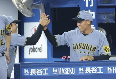 プロ初先発初勝利でナインと笑顔でタッチする早川（右）撮影・西岡正