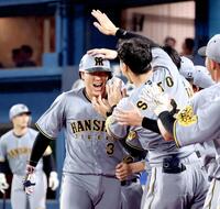 　歓喜の表情でナインに迎えられる（撮影・田中太一）