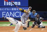 　９回、中犠飛を放つ佐藤輝（撮影・金田祐二）