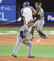 　７回、桑原を空振り三振に仕留めほえる村上（撮影・金田祐二）