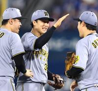 　ピンチを好守で救い大山（右）らと喜び合う小幡（中央）＝撮影・田中太一