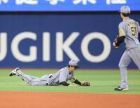 　６回、筒香の打球に飛びつく小幡（撮影・西岡正）