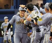 　９回、逆転２ランを放った大山はナインに迎えられ歓喜する（撮影・田中太一）