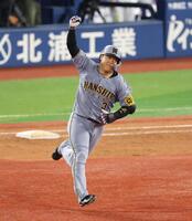　９回、右越えに逆転２ランを放ちガッツポーズの大山（撮影・金田祐二）