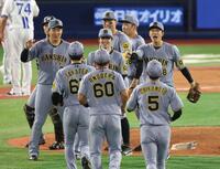 　勝利を喜ぶ阪神ナイン＝２６日