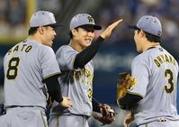 　ピンチを好守で救い大山らと喜び合う小幡（中央）＝撮影・田中太一