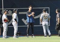 　阪神のコーチにあいさつする藤浪（撮影・田中太一）