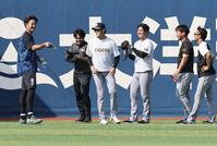 　阪神の投手陣と再会し、笑顔を見せる藤浪（撮影・田中太一）