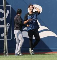　大山と談笑する藤浪（撮影・田中太一）