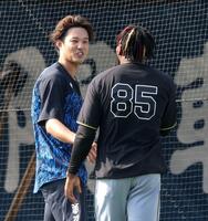 　ドリス（右）と話す藤浪（撮影・西岡正）