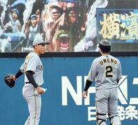 試合前、梅野（右）と話す早川（撮影・田中太一）