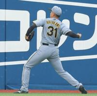 キャッチボールで登板に備える早川（撮影・西岡正）