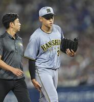 ４回、右太ももを気にしながら、一旦ベンチへ下がる早川（撮影・田中太一）