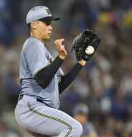 ４回、山本の打球を好捕する早川（撮影・田中太一）