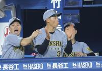 　プロ初先発初勝利を坂本（左）と及川（右）に祝福される早川（撮影・西岡正）