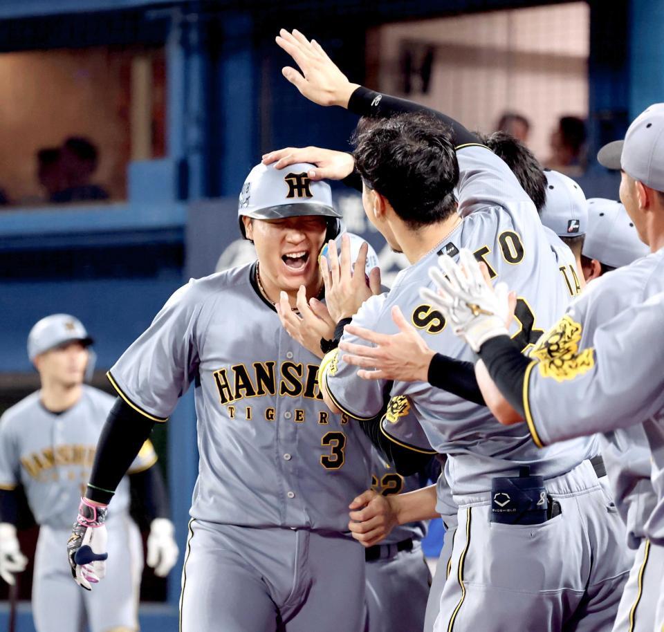 　歓喜の表情でナインに迎えられる（撮影・田中太一）