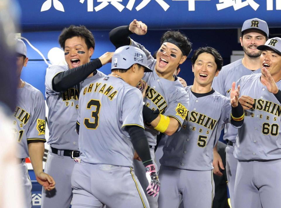 　９回、逆転２ランを放った大山（３）を歓喜の表情で迎える（左から）森下、佐藤輝、近本ら阪神ナイン（撮影・西岡正）