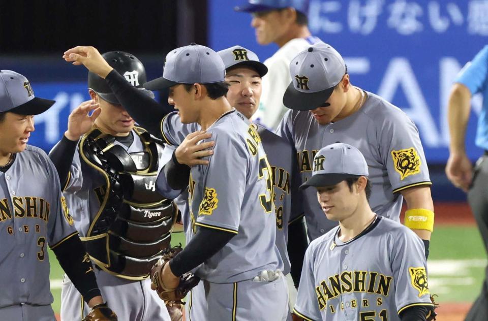 　阪神・小幡竜平をねぎらう石井（撮影・金田祐二）