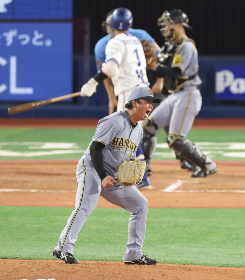 　７回、桑原を空振り三振に仕留めほえる村上（撮影・金田祐二）