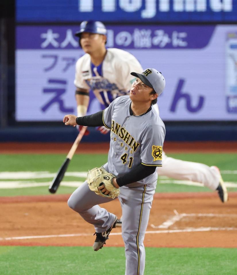　４回、筒香にソロを浴びる村上（撮影・金田祐二）