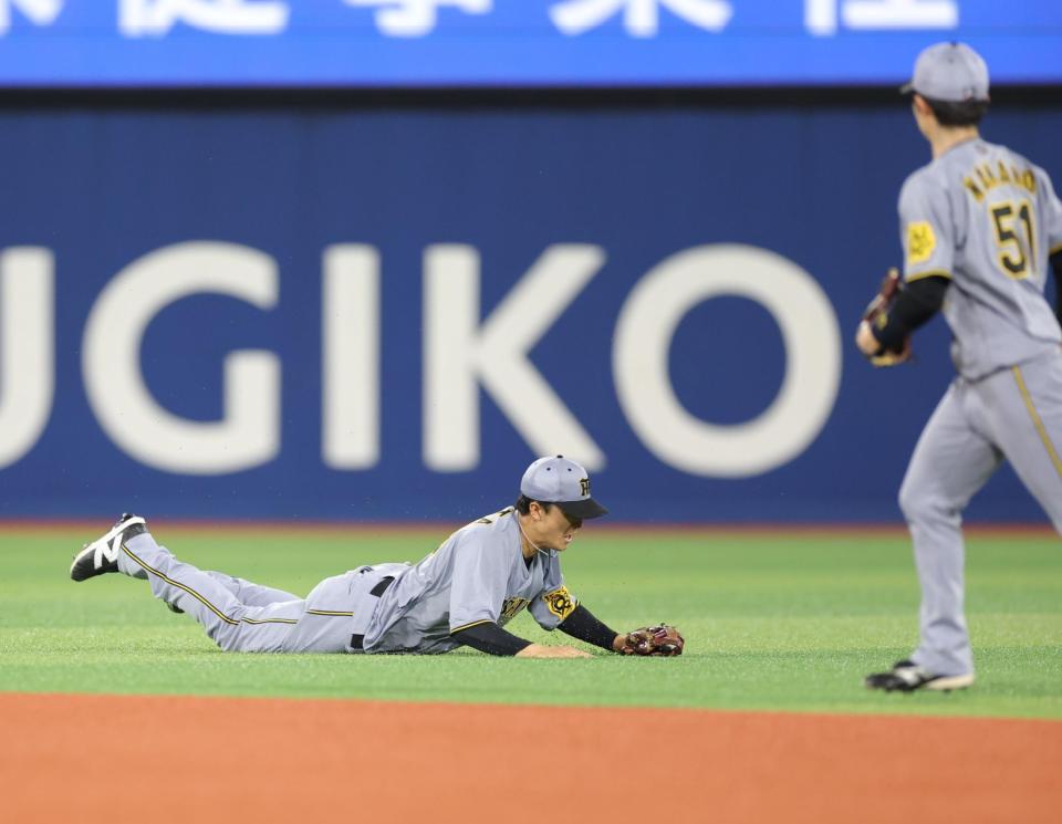 　６回、筒香の打球に飛びつく小幡（撮影・西岡正）