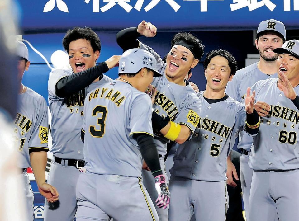 　９回、逆転２ランを放った大山（３）を歓喜の表情で迎える（左から）森下、佐藤輝、近本ら阪神ナイン＝２６日