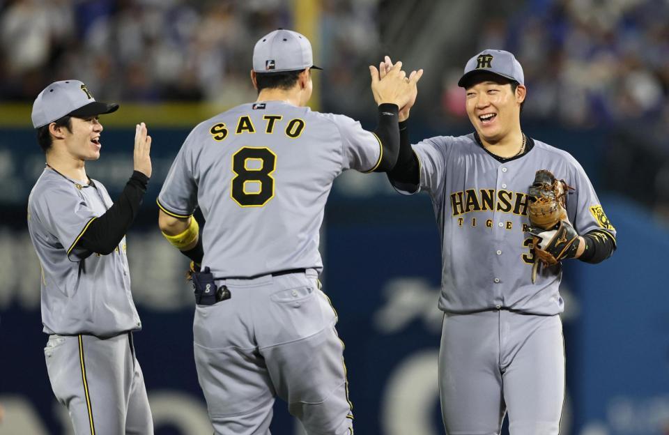 　ＤｅＮＡに勝利し、喜び合う（右から）大山、佐藤輝、中野（撮影・田中太一）